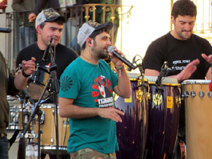 Festival Strenes 2017. Concert inaugural al terrat del punt d'Informaci&oacute; de la Rambla a c&agrave;rrec de Txarango