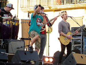 Festival Strenes 2017. Concert inaugural al terrat del punt d'Informaci&oacute; de la Rambla a c&agrave;rrec de Txarango