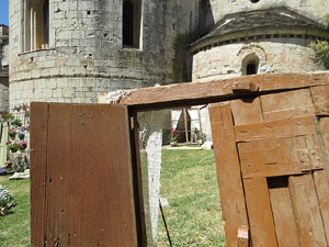 Temps de Flors 2017. Instal·lacions i muntatges florals darrere dels absis de Sant Pere de Galligants