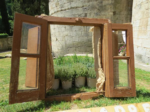 Temps de Flors 2017. Instal·lacions i muntatges florals darrere dels absis de Sant Pere de Galligants
