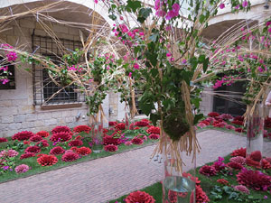 Temps de Flors 2017. Muntatges florals al espais de Caixaf&ograve;rum, a l'edifici de la Fontana d'Or