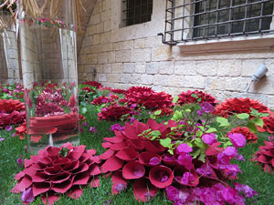 Temps de Flors 2017. Muntatges florals al espais de Caixaf&ograve;rum, a l'edifici de la Fontana d'Or