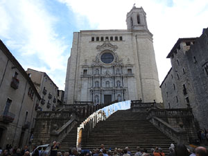 Temps de Flors 2017. Instal&middot;laci&oacute; 'Codi Petri' a les escales de la Catedral