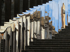 Temps de Flors 2017. Instal&middot;laci&oacute; 'Codi Petri' a les escales de la Catedral