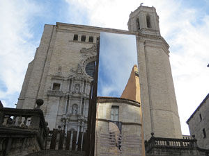 Temps de Flors 2017. Instal&middot;laci&oacute; 'Codi Petri' a les escales de la Catedral
