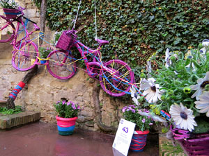 Temps de Flors 2017. Muntatge floral al Pati dels Rabins del Centre Bonastruc &ccedil;a Porta, en mem&ograve;ria de N&uacute;ria Ter&eacute;s