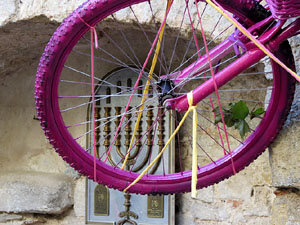 Temps de Flors 2017. Muntatge floral al Pati dels Rabins del Centre Bonastruc &ccedil;a Porta, en mem&ograve;ria de N&uacute;ria Ter&eacute;s