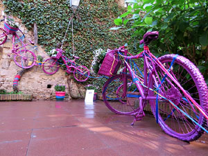 Temps de Flors 2017. Muntatge floral al Pati dels Rabins del Centre Bonastruc &ccedil;a Porta, en mem&ograve;ria de N&uacute;ria Ter&eacute;s