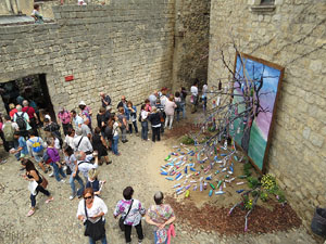 Temps de Flors 2017. Instal&middot;lacions i decoracions florals als diversos espais del carrer Ferran el cat&ograve;lic