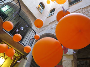 Temps de Flors 2017. Instal&middot;laci&oacute; Tarongina al pati de l'edifici de les Germanes Maria Gay