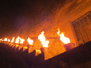 Temps de Flors 2017. Taller de Magn&egrave;sia. Espectacle musical i visual amb foc al Passeig de la reina Joana, al Passeig Arqueol&ograve;gic