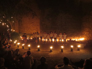 Temps de Flors 2017. Taller de Magn&egrave;sia. Espectacle musical i visual amb foc al Passeig de la reina Joana, al Passeig Arqueol&ograve;gic