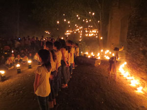 Temps de Flors 2017. Taller de Magn&egrave;sia. Espectacle musical i visual amb foc al Passeig de la reina Joana, al Passeig Arqueol&ograve;gic