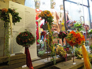 Temps de Flors 2017. Instal&middot;laci&oacute; 'Vint anys de festa, vint anys de rams' a l'entrada del Museu d'Hist&ograve;ria