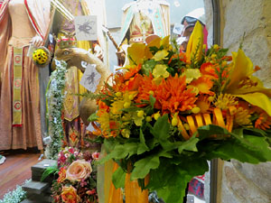 Temps de Flors 2017. Instal&middot;laci&oacute; 'Vint anys de festa, vint anys de rams' a l'entrada del Museu d'Hist&ograve;ria