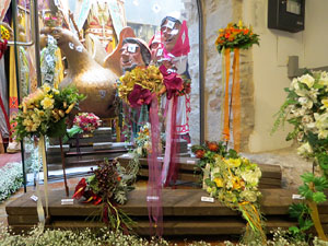 Temps de Flors 2017. Instal&middot;laci&oacute; 'Vint anys de festa, vint anys de rams' a l'entrada del Museu d'Hist&ograve;ria