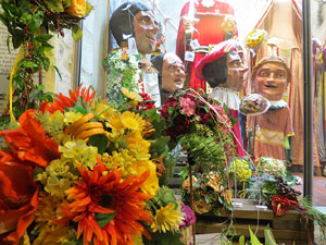Temps de Flors 2017. Instal&middot;laci&oacute; 'Vint anys de festa, vint anys de rams' a l'entrada del Museu d'Hist&ograve;ria