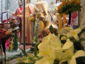 Temps de Flors 2017. Instal&middot;laci&oacute; 'Vint anys de festa, vint anys de rams' a l'entrada del Museu d'Hist&ograve;ria