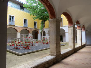Temps de Flors 2017. Instal&middot;lacions i muntatges florals al claustre del Centre Cultural La Merc&egrave;