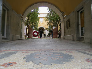 Temps de Flors 2017. Decoraci&oacute; floral del Pati de les Magn&ograve;lies, a la Seu del Govern de la Generalitat de Catalunya a Girona, amb azalees de Gant, B&egrave;lgica
