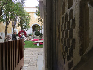 Temps de Flors 2017. Decoraci&oacute; floral del Pati de les Magn&ograve;lies, a la Seu del Govern de la Generalitat de Catalunya a Girona, amb azalees de Gant, B&egrave;lgica
