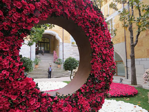 Temps de Flors 2017. Decoraci&oacute; floral del Pati de les Magn&ograve;lies, a la Seu del Govern de la Generalitat de Catalunya a Girona, amb azalees de Gant, B&egrave;lgica