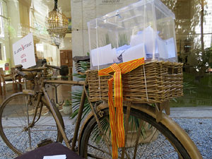 Temps de Flors 2017. Instal&middot;laci&oacute; 'Jard&iacute; B/Vot&agrave;nic' a la pla&ccedil;a Bell-lloc