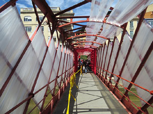 Temps de Flors 2017. Instal&middot;laci&oacute; Espiem Girona al Pont de les Peixateries Velles