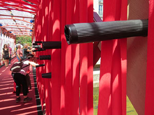 Temps de Flors 2017. Instal&middot;laci&oacute; Espiem Girona al Pont de les Peixateries Velles