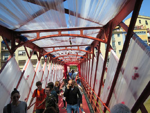 Temps de Flors 2017. Instal&middot;laci&oacute; Espiem Girona al Pont de les Peixateries Velles