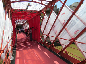 Temps de Flors 2017. Instal&middot;laci&oacute; Espiem Girona al Pont de les Peixateries Velles