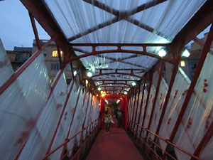 Temps de Flors 2017. Instal&middot;laci&oacute; Espiem Girona al Pont de les Peixateries Velles