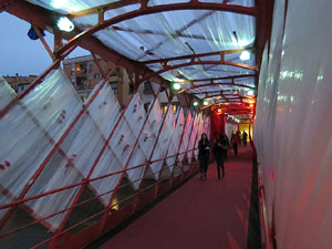 Temps de Flors 2017. Instal&middot;laci&oacute; Espiem Girona al Pont de les Peixateries Velles