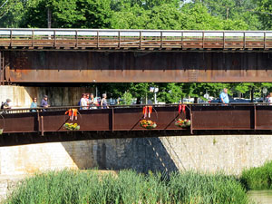 Temps de Flors 2017. Instal&middot;laci&oacute; 'Rosetons' al Pont de Sant Feliu