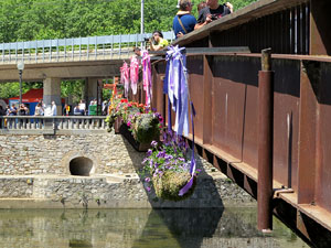 Temps de Flors 2017. Instal&middot;laci&oacute; 'Rosetons' al Pont de Sant Feliu