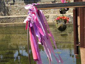 Temps de Flors 2017. Instal&middot;laci&oacute; 'Rosetons' al Pont de Sant Feliu