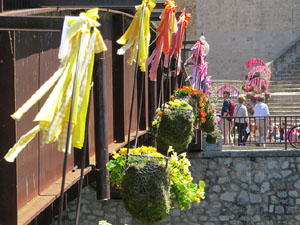Temps de Flors 2017. Instal&middot;laci&oacute; 'Rosetons' al Pont de Sant Feliu
