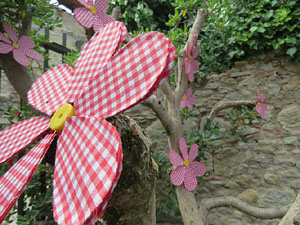 Temps de Flors 2017. Instal&middot;lacions i muntatges florals a la Capella de Sant Crist&ograve;fol, al Passeig Arqueol&ograve;gic
