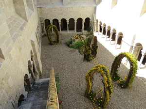 Temps de Flors 2017. Instal&middot;lacions i decoracions florals al claustre rom&agrave;nic del monestir de Sant Daniel