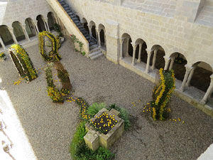 Temps de Flors 2017. Instal&middot;lacions i decoracions florals al claustre rom&agrave;nic del monestir de Sant Daniel