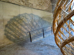 Temps de Flors 2017. Instal&middot;laci&oacute; Cris&agrave;lide a l'interior de la capella de Santa Ll&uacute;cia