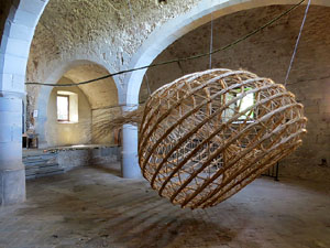 Temps de Flors 2017. Instal&middot;laci&oacute; Cris&agrave;lide a l'interior de la capella de Santa Ll&uacute;cia