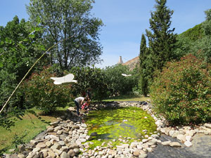 Temps de Flors 2017. Instal&middot;laci&oacute; Cris&agrave;lide a l'interior de la capella de Santa Ll&uacute;cia