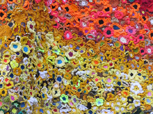 Temps de Flors 2017. Instal&middot;lacions t&egrave;xtil de 15.000 flors de ganxet a una de les torres del Portal de Sobreportes