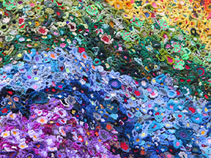 Temps de Flors 2017. Instal&middot;lacions t&egrave;xtil de 15.000 flors de ganxet a una de les torres del Portal de Sobreportes