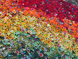 Temps de Flors 2017. Instal&middot;lacions t&egrave;xtil de 15.000 flors de ganxet a una de les torres del Portal de Sobreportes