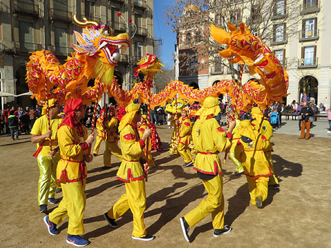 Espectacle amb el Drac a la pla&ccedil;a de la Independ&egrave;ncia