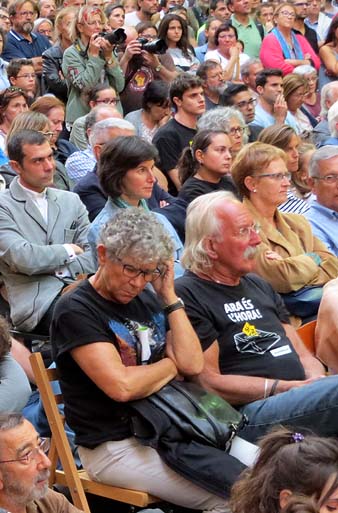 Assistents seguint la compareixen&ccedil;a del President Carles Puigdemont