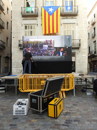 Muntatge de la instal&middot;laci&oacute; a la pla&ccedil;a del Vi