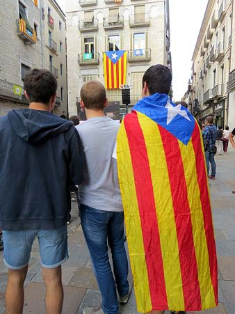 Assistents a la pla&ccedil;a del Vi